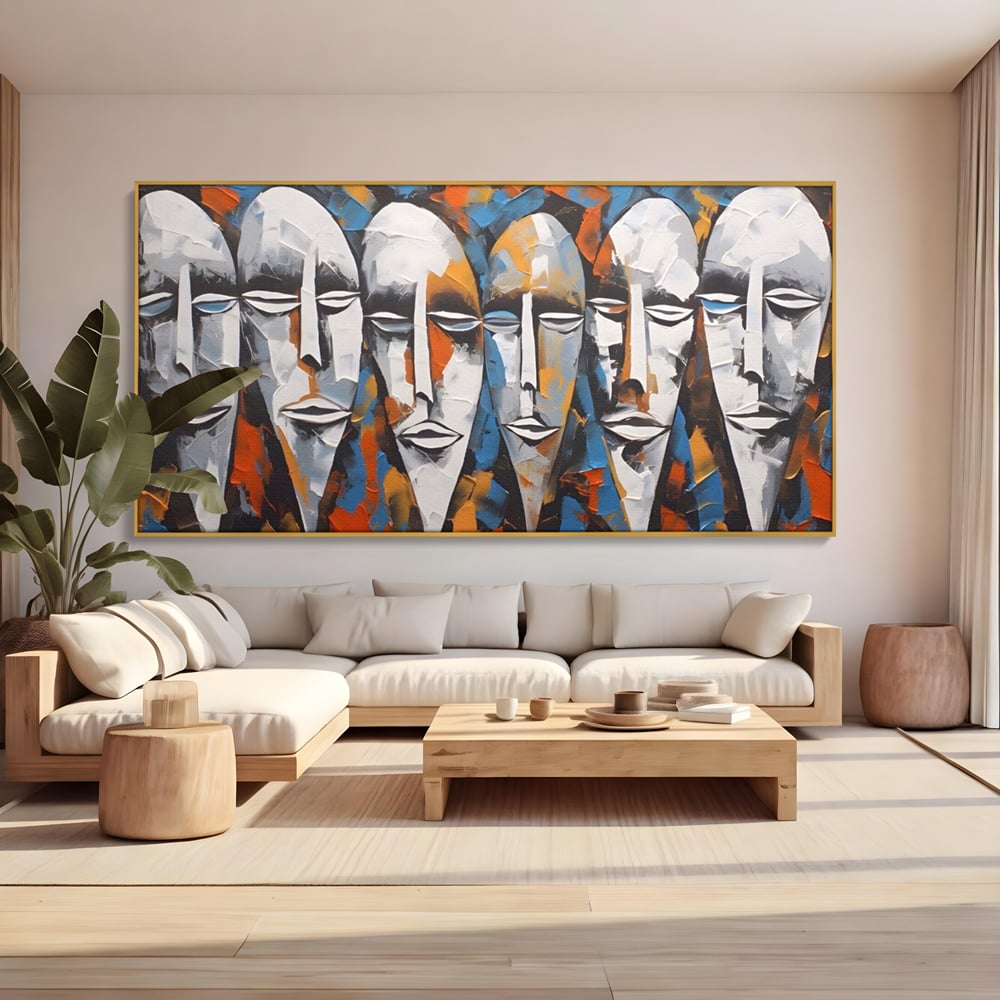 Tablou canvas cu tablou abstract cu masti tribale albe, in rama de aluminiu auriu, pe perete intr-un living